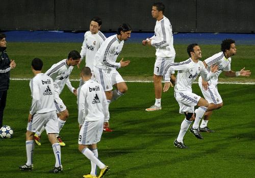 欧冠烽火连天，皇马续写传奇新章